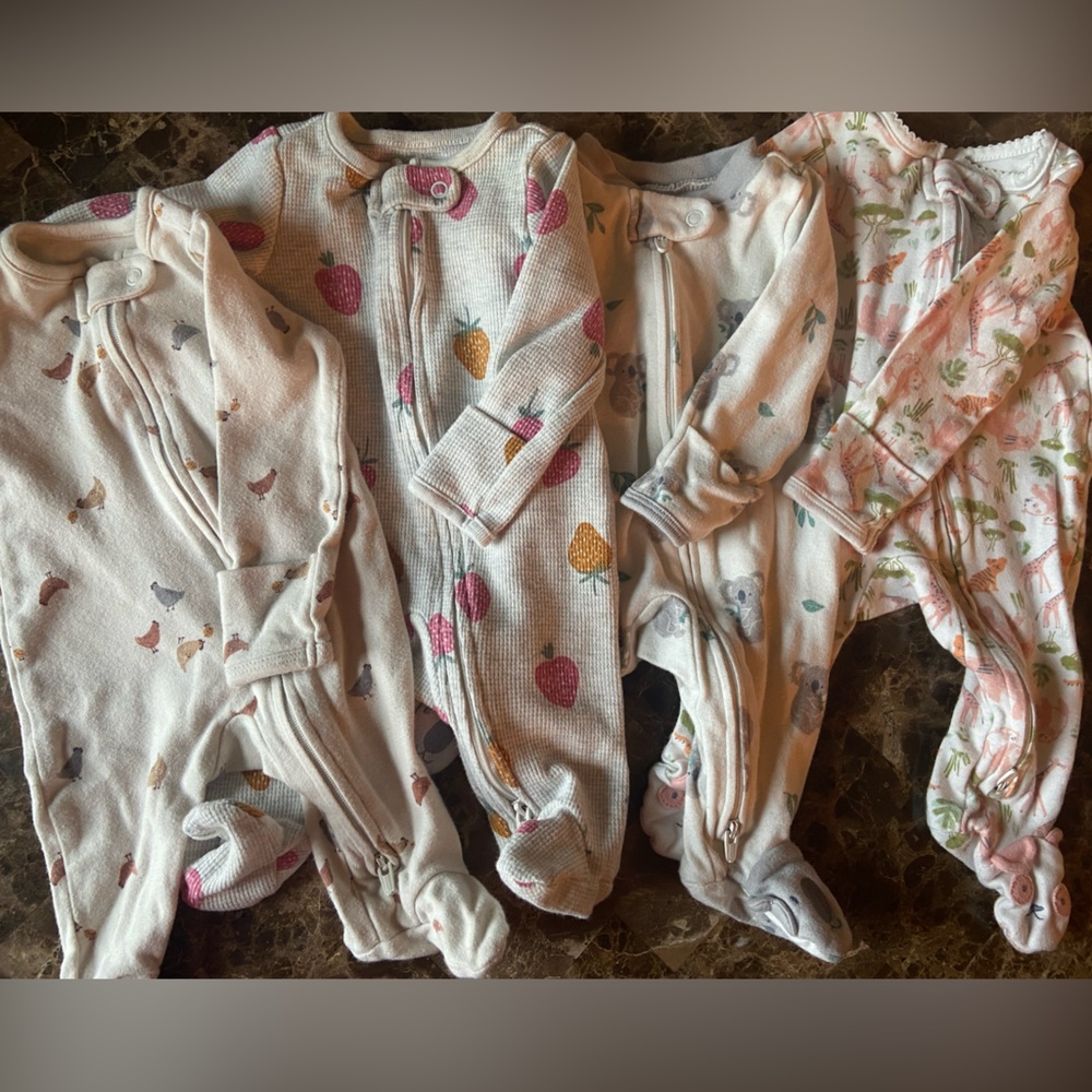 Carter’s Newborn Size Lot Zipper Sleepers! Worn once! EXCELLENT condition! 🩷